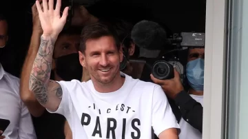 Messi acordó con el PSG y llegó a París para firmar contrato Messi acordó con el PSG y llegó a París para firmar contrato