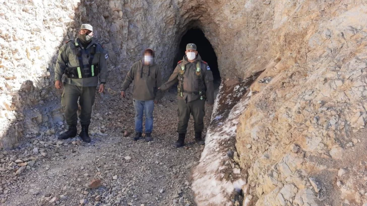 Contrabando de exportación: cayó un chileno y secuestraron desde una camioneta hasta una cargadora Contrabando de exportación: cayó un chileno y secuestraron desde una camioneta hasta una cargadora