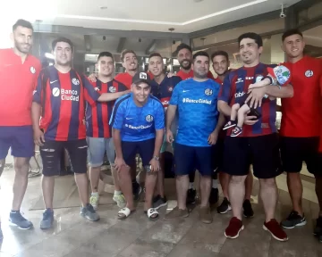 Cerca de los ídolos: jugadores de San Lorenzo saludaron a un grupo de hinchas sanjuaninos Cerca de los ídolos: jugadores de San Lorenzo saludaron a un grupo de hinchas sanjuaninos