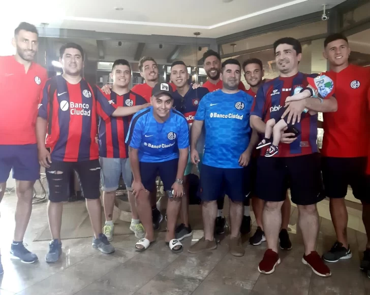 Cerca de los ídolos: jugadores de San Lorenzo saludaron a un grupo de hinchas sanjuaninos Cerca de los ídolos: jugadores de San Lorenzo saludaron a un grupo de hinchas sanjuaninos
