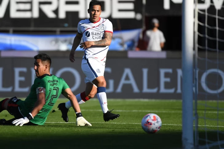 San Lorenzo se olvidó por un rato de sus problemas y goleó a Patronato