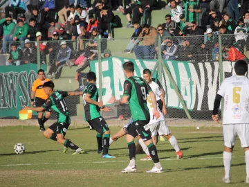 Colón empató con San Martín en un partido con 6 expulsados y quedó a 3 puntos del líder