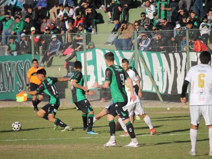 Colón empató con San Martín en un partido con 6 expulsados y quedó a 3 puntos del líder