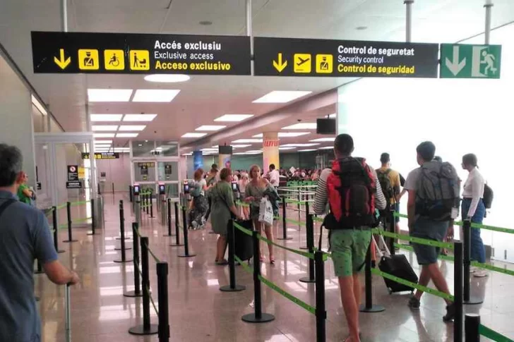 Para evitar restricciones a los vuelos, España impondrá una cuarentena obligatoria para viajeros argentinos