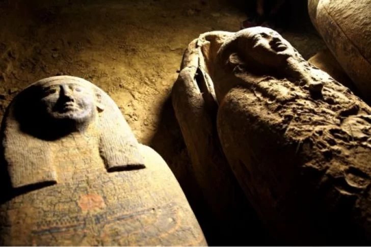 Encontraron 27 sarcófagos intactos enterrados hace 2.500 años en Egipto
