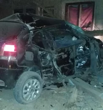 Perdió el control en una curva, chocó con un pilar e impactó contra una construcción Perdió el control en una curva, chocó con un pilar e impactó contra una construcción