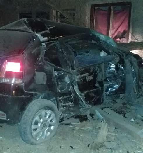 Perdió el control en una curva, chocó con un pilar e impactó contra una construcción Perdió el control en una curva, chocó con un pilar e impactó contra una construcción