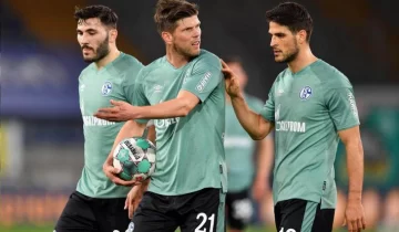 El Schalke 04 descendió y los jugadores tuvieron que huir porque fueron atacados por los hinchas El Schalke 04 descendió y los jugadores tuvieron que huir porque fueron atacados por los hinchas