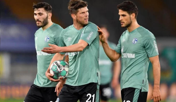 El Schalke 04 descendió y los jugadores tuvieron que huir porque fueron atacados por los hinchas El Schalke 04 descendió y los jugadores tuvieron que huir porque fueron atacados por los hinchas