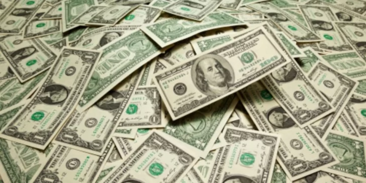 Por altas tasas, el dólar se hundió en el mes 27 centavos a $17,68 Por altas tasas, el dólar se hundió en el mes 27 centavos a $17,68