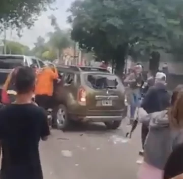 Mataron a golpes a un conductor que atropelló a cinco jóvenes durante un festejo de Navidad Mataron a golpes a un conductor que atropelló a cinco jóvenes durante un festejo de Navidad