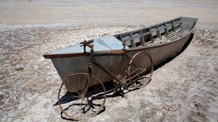 El segundo lago más grande de Bolivia se convierte en un desierto y especialistas indican que no hay vuelta atrás