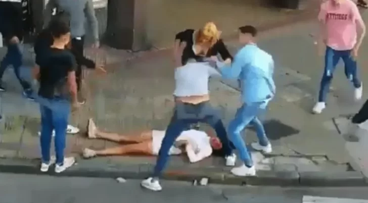 Video estremecedor: la desmayaron a golpes y le siguieron pegando en el piso Video estremecedor: la desmayaron a golpes y le siguieron pegando en el piso