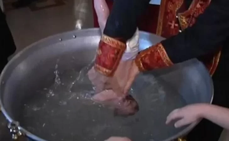 Un recién nacido murió luego de ser bautizado por sacerdote de la Iglesia ortodoxa Un recién nacido murió luego de ser bautizado por sacerdote de la Iglesia ortodoxa