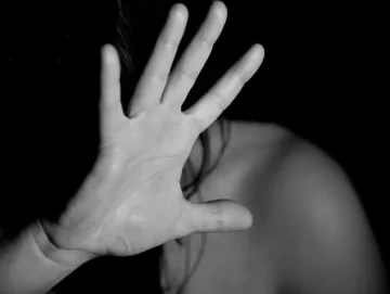 Ebrio, le pegó una trompada a su mujer y la escupió en la cara para pedirle más dinero Ebrio, le pegó una trompada a su mujer y la escupió en la cara para pedirle más dinero