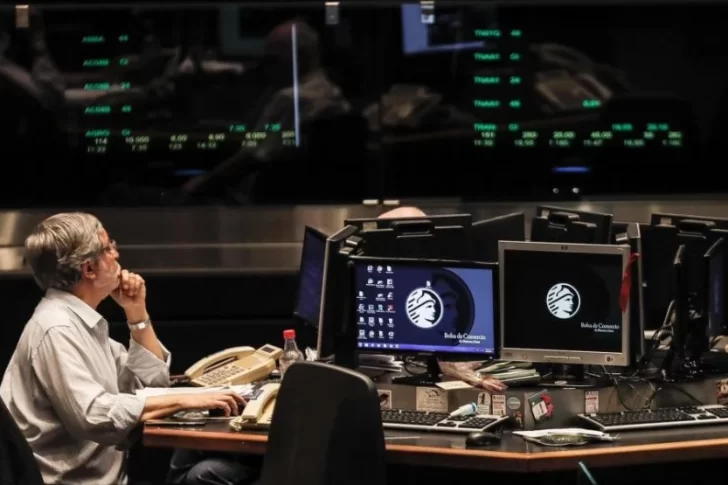 El riesgo país pasó los 3.500 puntos y las acciones argentinas cayeron hasta 35%