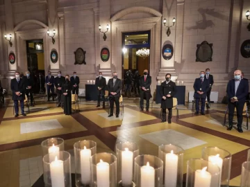 Uñac, presente en el acto de Fernández para homenajear a los muertos por el coronavirus Uñac, presente en el acto de Fernández para homenajear a los muertos por el coronavirus