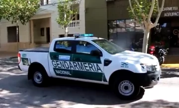 Bomberos y gendarmes recorren las calles pidiéndole a la gente que no salga de sus casas