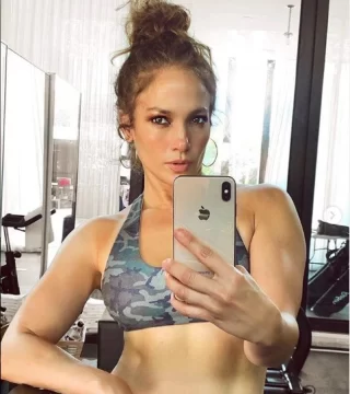 Jennifer Lopez cautivó a todos en las redes sin ropa interior