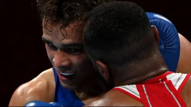 ¡A lo Mike Tyson! Un boxeador quiso morder la oreja de su rival y lo echaron de Tokio 2020 ¡A lo Mike Tyson! Un boxeador quiso morder la oreja de su rival y lo echaron de Tokio 2020