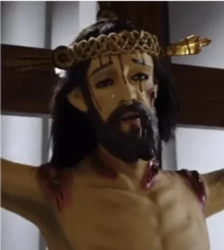 Murió el cura del pueblo y los fieles aseguran que la estatua de Cristo lloró en su funeral
