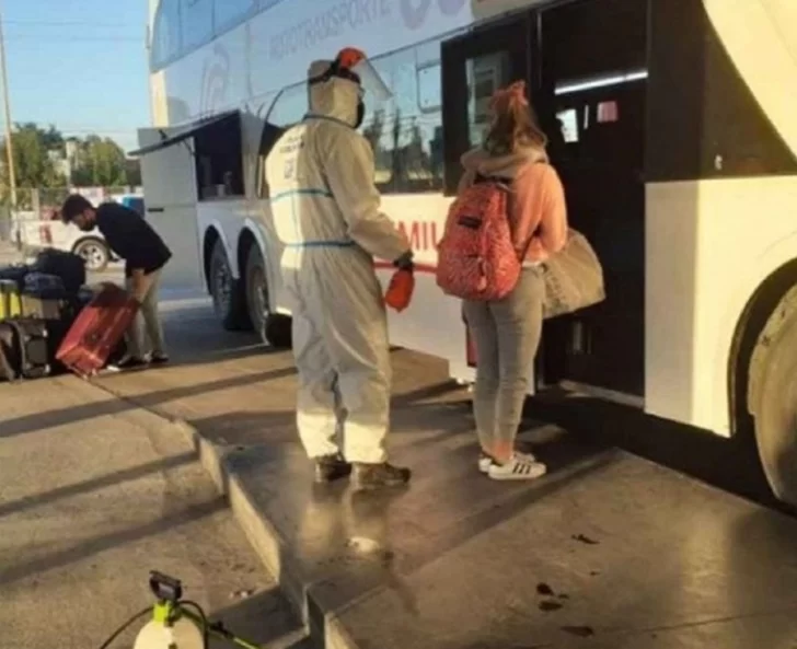 Ya son 66 los casos en un contingente de egresados que volvió a Bahía Blanca Ya son 66 los casos en un contingente de egresados que volvió a Bahía Blanca
