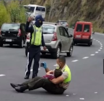 Policía calmó a un niño en medio de un accidente poniéndole videos en el celular
