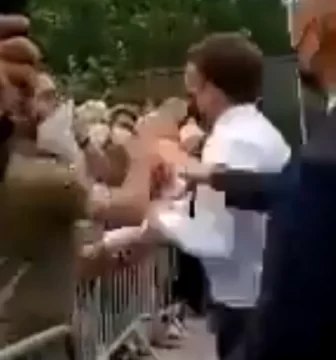 Un hombre le pegó una cachetada al presidente francés Emmanuel Macron Un hombre le pegó una cachetada al presidente francés Emmanuel Macron