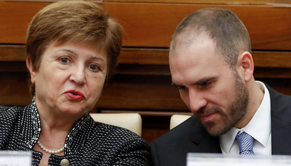 Un hombre le pegó una cachetada al presidente francés Emmanuel Macron Un hombre le pegó una cachetada al presidente francés Emmanuel Macron