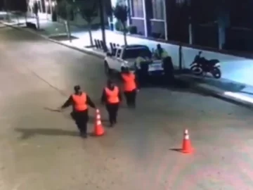 Video: atropelló a un policía al evadir un control de tránsito Video: atropelló a un policía al evadir un control de tránsito