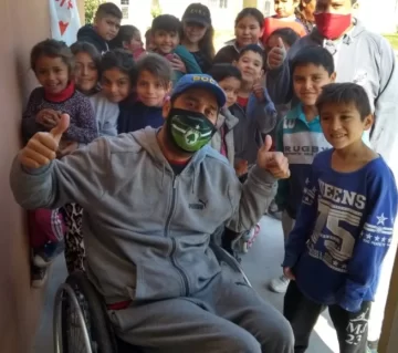 Javier Zárate, el hombre que ayuda a los más chicos y ahora necesita una mano de todos Javier Zárate, el hombre que ayuda a los más chicos y ahora necesita una mano de todos