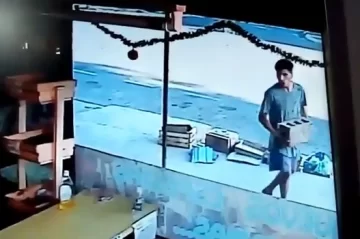 Rompió la vidriera con un bloque y arriesgó su vida para robar en un local de Rawson Rompió la vidriera con un bloque y arriesgó su vida para robar en un local de Rawson