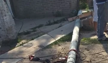 Se le cayó un poste en la cabeza y terminó en el hospital Se le cayó un poste en la cabeza y terminó en el hospital