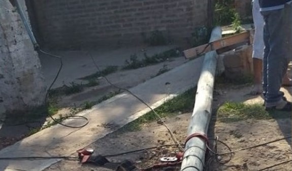 Se le cayó un poste en la cabeza y terminó en el hospital Se le cayó un poste en la cabeza y terminó en el hospital