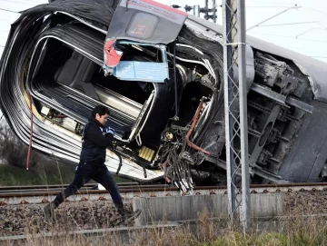Dos muertos y 27 heridos por el descarrilamiento de un tren de alta velocidad Dos muertos y 27 heridos por el descarrilamiento de un tren de alta velocidad