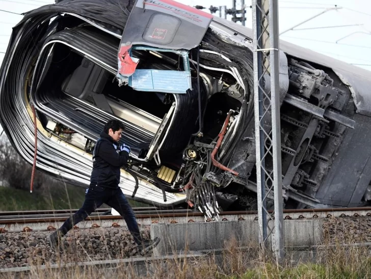 Dos muertos y 27 heridos por el descarrilamiento de un tren de alta velocidad