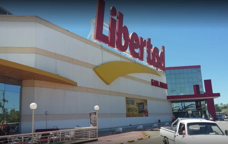 En plena pandemia, un cliente escupió en la cara a una cajera “porque se demoraba” En plena pandemia, un cliente escupió en la cara a una cajera “porque se demoraba”