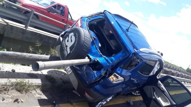 Impactante accidente: la baranda de un puente atravesó una camioneta Impactante accidente: la baranda de un puente atravesó una camioneta