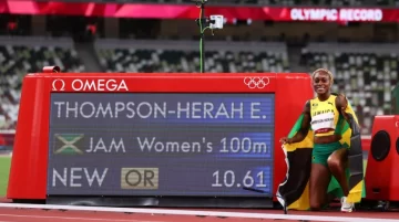 Elaine Thompson rompió el récord de 33 años y Jamaica copó el podio en los 100 metros Elaine Thompson rompió el récord de 33 años y Jamaica copó el podio en los 100 metros