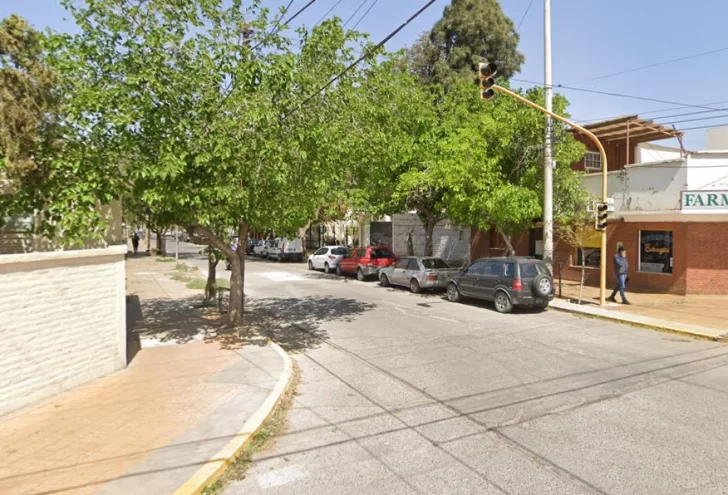 Chocó con la puerta abierta de un auto estacionado y terminó fracturada Chocó con la puerta abierta de un auto estacionado y terminó fracturada