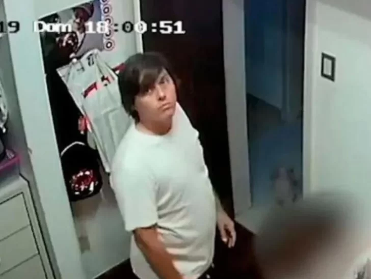 El tío de la nena filmado cuando abusaba de ella puso una insólita condición para entregarse El tío de la nena filmado cuando abusaba de ella puso una insólita condición para entregarse