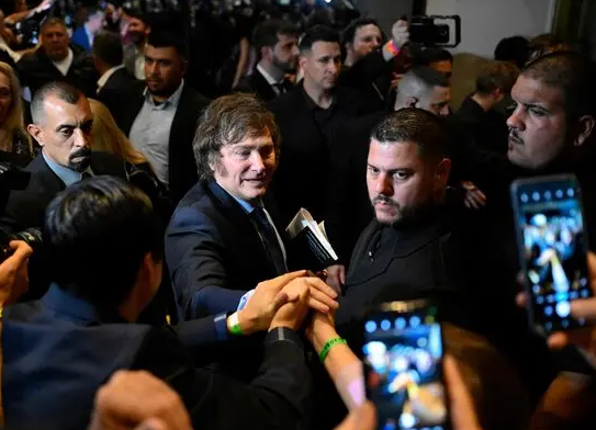 Milei intenta acercarse a Bullrich: “La coincidencia en materia de seguridad es plena” Milei intenta acercarse a Bullrich: “La coincidencia en materia de seguridad es plena”