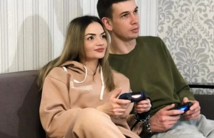 Una pareja se encadenó por tres meses y asegura que se volvieron más leales Una pareja se encadenó por tres meses y asegura que se volvieron más leales