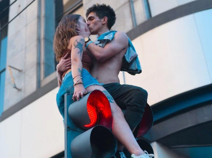 La verdad detrás de “Los novios del semáforo”, la foto que se volvió viral La verdad detrás de “Los novios del semáforo”, la foto que se volvió viral