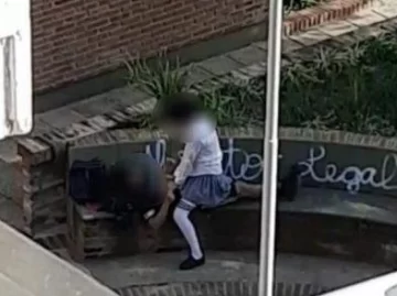 Una pareja fue escrachada por tener sexo en plena calle Una pareja fue escrachada por tener sexo en plena calle