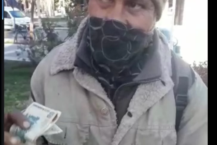 Es cuidacoche, cobró el IFE y tiró la plata para evitar un robo: dos hombres se la devolvieron