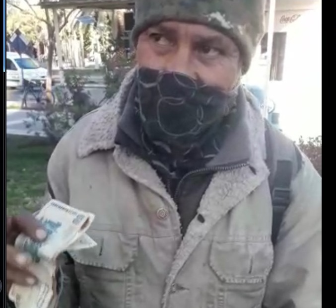 Es cuidacoche, cobró el IFE y tiró la plata para evitar un robo: dos hombres se la devolvieron Es cuidacoche, cobró el IFE y tiró la plata para evitar un robo: dos hombres se la devolvieron