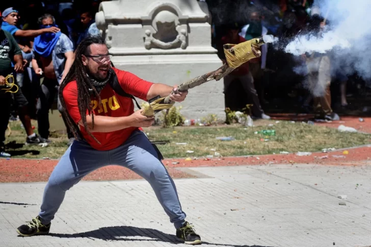El manifestante “lanza-bombas” fue precandidato a diputado