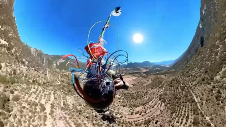 Momento desesperante: se enredó con el paracaídas y se salvó de milagro Momento desesperante: se enredó con el paracaídas y se salvó de milagro