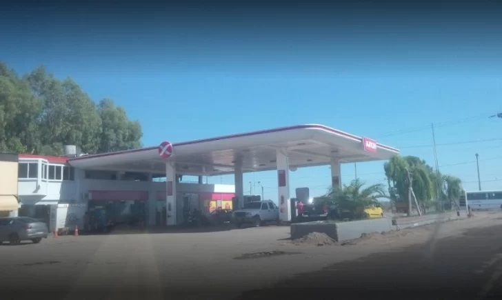 Pánico en una estación de servicio: ladrón armado amenazó a un cliente con tiros al aire Pánico en una estación de servicio: ladrón armado amenazó a un cliente con tiros al aire